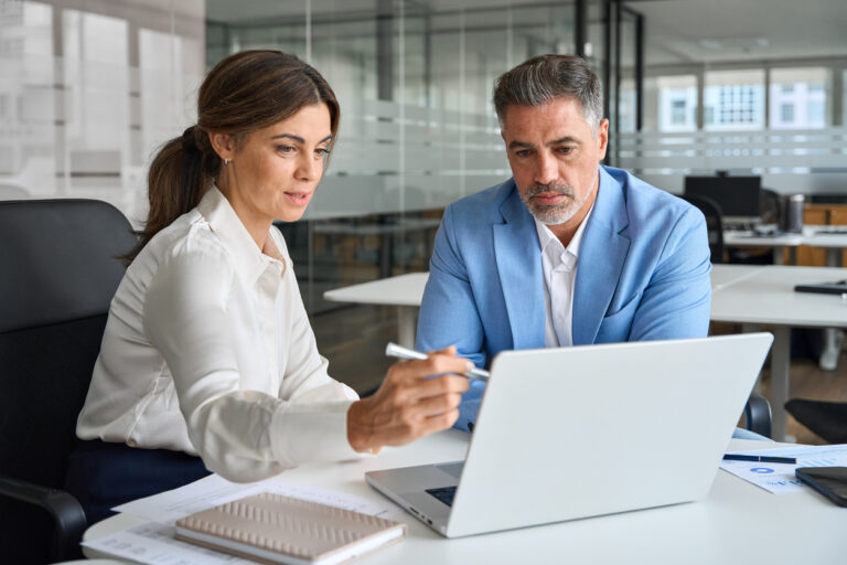 SaaS sales recruiter consulting client on sales recruitment process in the office
